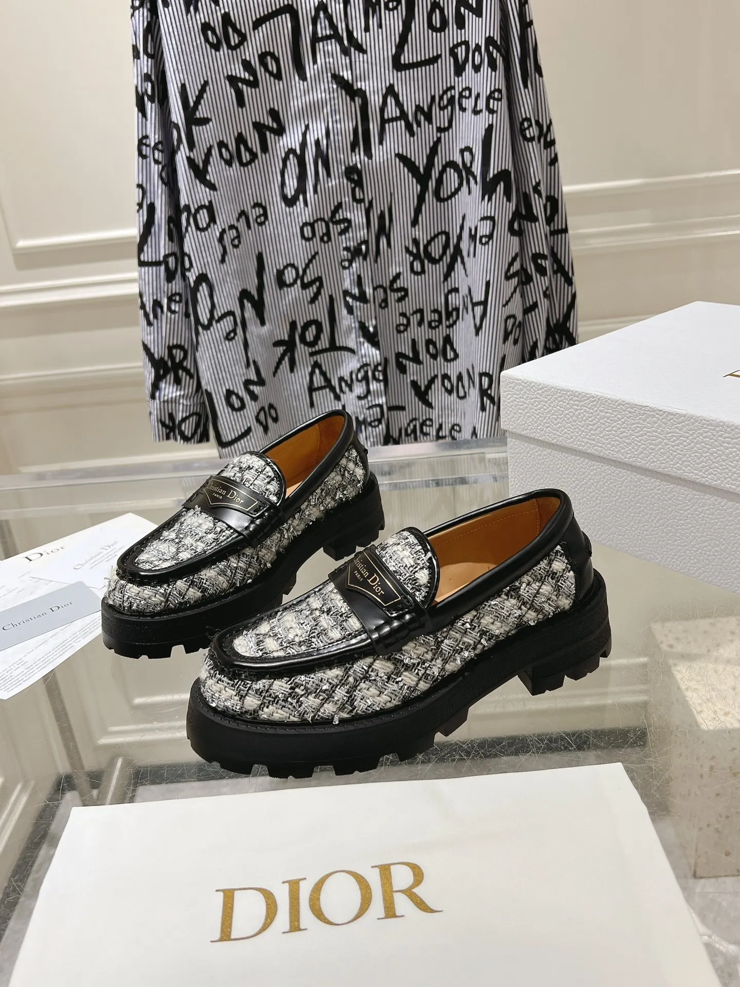 👟👟Ex-factory price 680👟👟 𝐃𝐢𝐎𝐑 #2025 New loafers for early spring 🔥 The loafers you want at first sight #Simple and elegant ‘Low-key luxury! Equipped with eye-catching Chanristian Dior logo buckle #very high-end, comfortable and good-looking💯 and easy to match #spring, summer, autumn and winter🉑️! Upper: imported open-edge beaded cowhide spliced ​​with custom-made fabrics from the counter; lining: water-dyed cowhide; sole: rubber foam outsole, highly elastic and lightweight! size: 35-40 (40 customized)